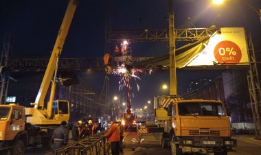 Demontarea unui panou de dimensiuni mari (24 metri) în această noapte de pe bd. Decebal din sectorul Botanica.