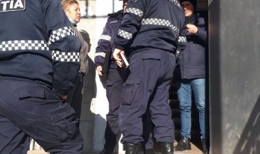 Lucrări de evacuare a deșeurilor dintr-un apartament din blocul locativ situat în str. Frumușica.
