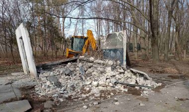 Demontarea betoanelor de către Întreprinderea Municipală pentru Servicii Locative Botanica.