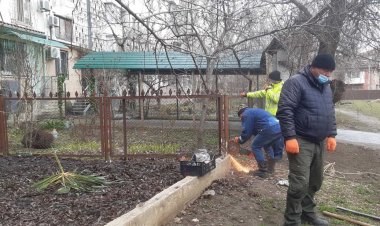 Continuă lucrările de demontare a gardurilor și îngrădirilor instalate neautorizat pe teren proprietate municipală din preajma blocului locativ nr. 19 din bd. Decebal