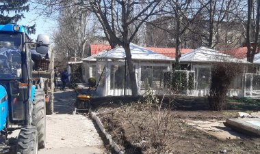 S-au finalizat lucrările de demontare și evacuare a gardurilor și foișoarelor instalate neautorizat pe teren proprietate municipală din str. Independenței, 3/2