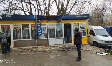 Demontarea și evacuarea gheretei din bd. Cuza-Vodă, 30/1