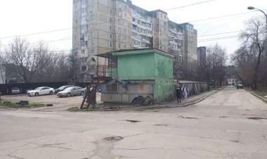 Au demarat lucrările de înlăturare a obstacolelor la folosirea terenurilor proprietate municipală din str. Dimineții, 63/1