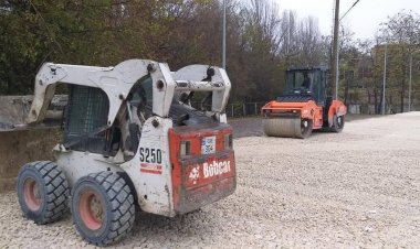 Continuă lucrările de amenajare a terenului de fotbal cu gazon artificial în curtea Liceului Teoretic „Nicolae Iorga” și „Mihai Grecu”