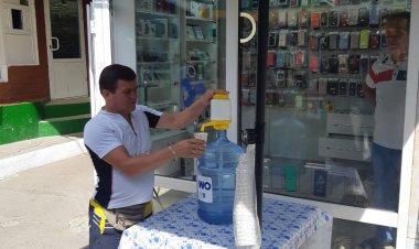 Mai mulți agenți economici la apelul Preturii oferă trecătorilor apă