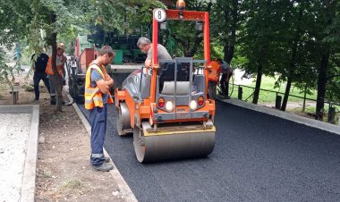 Lucrări de asfaltare a curții blocului de locuit din bd. Cuza-Vodă, 18/1