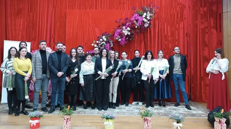 Onorate Doamne și Domnișoare!