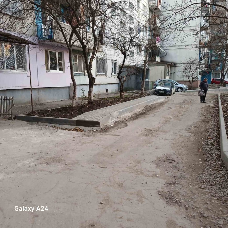 Pretura sectorului Botanica continuă lucrările de amenajare și modernizare a curților blocurilor de pe strada Indepen...