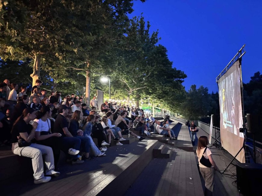 Festivalul de film în aer liber a continuat și în acest weekend în sectorul Botanica, în minunatul decor al Parcului „Valea Trandafirilor”!